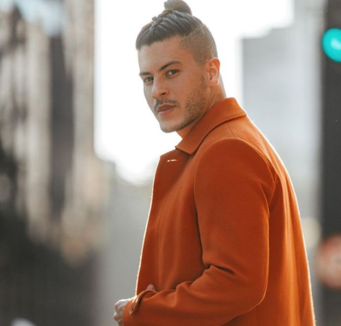 O cantor postou algumas prévias de um novo clipe de uma música em que estava divulgando e nela ele apareceu em alguns momentos usando um sobretudo laranja e de coque samurai.