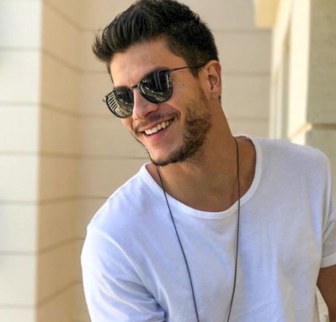 Aquela camisetinha básica branca para o homens é igual o vestido preto para as mulheres. Não tem erro! Olha só que gato que Arthur fica de camiseta básica.