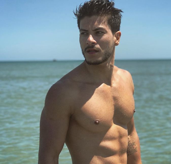 O cantor acabou tirando o folêgo das fãs ao posar para as redes sociais apenas de sunga e contemplando um verdadeiro tanquinho de barriga. Uau!