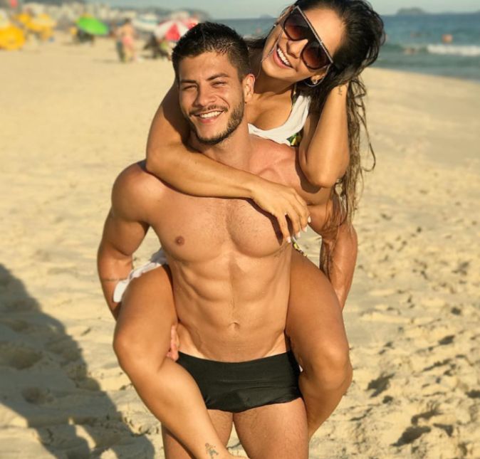 Posando ao lado de sua amada, Maíra Cardi, Arthur Aguiar é só sorrisos.
