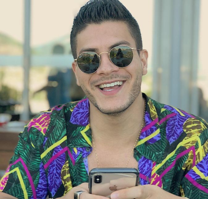 Vamos combinar que o sorrisão que Arthur Aguiar ostenta é realmente muito bonito, mas que o conjunto todo é ainda melhor, né!?