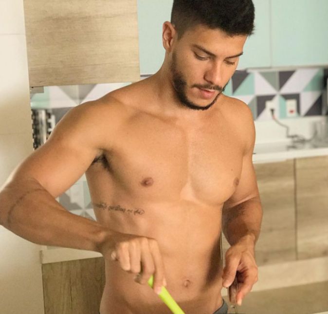 Flagrado por Maíra Cardi, Arthur Aguiar mostrou que além de cantor e ator, ele também manda muito bem na cozinha.