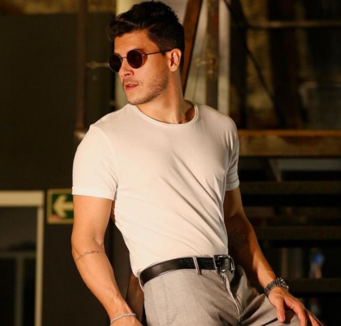 Trava na pose, ô! Olha só que gato que Arthur Aguiar ficou de camisa lisa branca, cinto preto, calça social cinza e um óculos de sol. Maravilhoso!