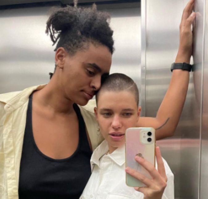 Bruna Linzmeyer faz declaração romântica para namorada: Meu barquinho, minha festinha A atriz postou cliques de alguns momentos fofos com Marta Supernova