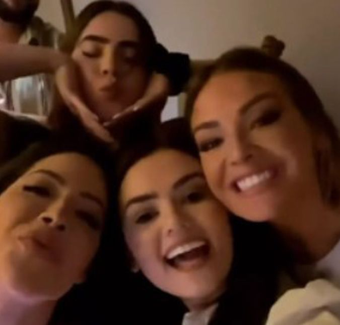 A amizade continua! Lollipopers assistem juntos final do BBB22 O grupo assistiu à final do programa em um hotel