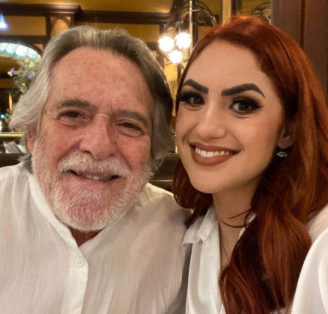 José de Abreu aproveitou o fim do mês de abril de 2022 para compartilhar uma foto ao lado de sua amada e não medir esforços na declaração em homenagem aos três anos de relacionamento deles: Três anos de amor, paixão, vida! Obrigado, Carolynne Junger, por me dar tudo que sonhei de um relacionamento. Te amo! 