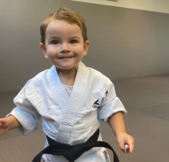 Filho de peixe, pexinho é! Kyra acabou compartilhando uma foto de Rayan em suas redes sociais que fez os fãs simplesmente babarem muito porque o pequeno apareceu usando um kimono de Jiu-Jitsu, e na legenda da publicação a mamãe revelou que o esporte começa cedo na família: Por aqui o Jiu-Jitsu começa desde cedo. Sempre sonhei com esse momento e meu coração enche de alegria ao ver a felicidade de cada dos meus filhos ao colocar o kimono. É uma conexão incrível dividir o tatame com eles. E assim continuamos escrevendo mais um capítulo na história da Família Gracie. Filho de peixe, pexinho é! Kyra acabou compartilhando uma foto de Rayan em suas redes sociais que fez os fãs simplesmente babarem muito porque o pequeno apareceu usando um kimono de Jiu-Jitsu, e na legenda da publicação a mamãe revelou que o esporte começa cedo na família: Por aqui o Jiu-Jitsu começa desde cedo. Sempre sonhei com esse momento e meu coração enche de alegria ao ver a felicidade de cada dos meus filhos ao colocar o kimono. É uma conexão incrível dividir o tatame com eles. E assim continuamos escrevendo mais um capítulo na história da Família Gracie.