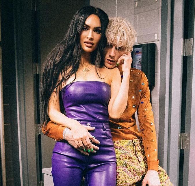 Megan Fox entrega detalhes do ritual com Machine Gun Kelly em que beberam sangue um do outro: <I>Algumas gotinhas</i>