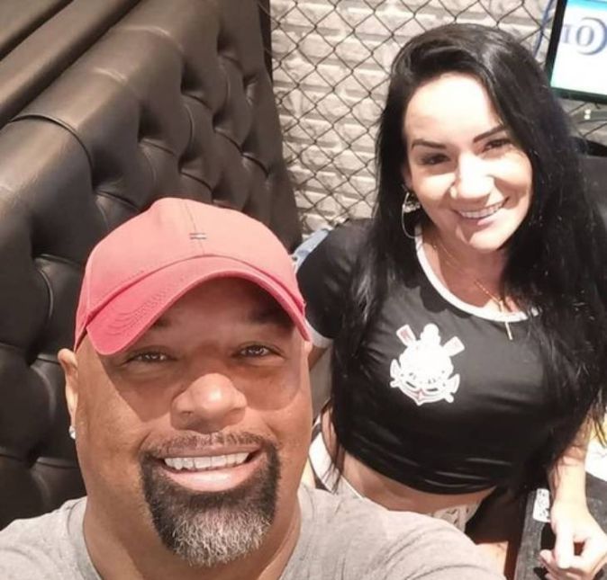 Dinei e Erika Dias. Eles se conheceram na casa de um amigo em comum e de lá para cá não se desgrudaram mais. Ela diz que é o chaveirinho dele, onde ele ta, ela ta junto. Em dezembro de 2022, eles completam dois anos juntos. Ela é a mulher da minha vida, ela me consegue me colocar no eixo, adiantou Dinei Dinei e Erika Dias. Eles se conheceram na casa de um amigo em comum e de lá para cá não se desgrudaram mais. Ela diz que é o chaveirinho dele, onde ele ta, ela ta junto. Em dezembro de 2022, eles completam dois anos juntos. Ela é a mulher da minha vida, ela me consegue me colocar no eixo, adiantou Dinei