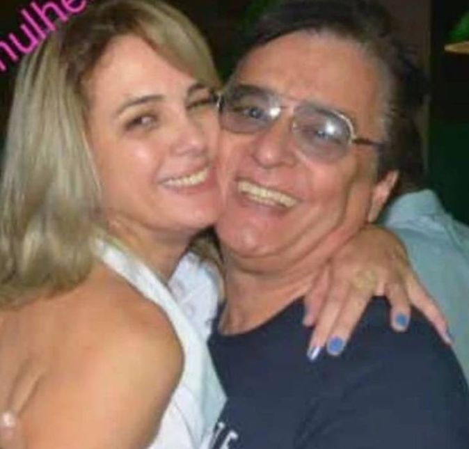 Nahim e Andreia Andrade. Estão há quatros anos juntos, não tem filhos, mas tem nove cachorros. Nove cachorros e uma papagaia, foi uma logística de guerra, disse o cantor, ao ser questionado onde a bicharada ficará até o fim do programa. Sobre o jogo, ele disparou: Não precisa pegar leve comigo que eu sou casca grossa. Nahim e Andreia Andrade. Estão há quatros anos juntos, não tem filhos, mas tem nove cachorros. Nove cachorros e uma papagaia, foi uma logística de guerra, disse o cantor, ao ser questionado onde a bicharada ficará até o fim do programa. Sobre o jogo, ele disparou: Não precisa pegar leve comigo que eu sou casca grossa.