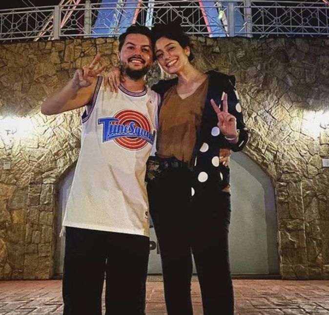 Pe Lanza e Anne Duarte. Ele trabalha como músico, ex-vocalista da banda Restart, enquanto ela atua na área de marketing e relacionamento. Eles se conheceram na primeira viagem da banda para o Rio de Janeiro, há 13 anos. Depois disso, eles tiveram idas e vindas. Sobre o confinamento, o cantor contou Nos primeiros três dias a gente quase surtou, a gente é muito da rua, a gente gosta muito de sair. Então a gente tem que se acostumar a não ter noticia de fora, e ter esse lance do confinamento. Pe Lanza e Anne Duarte. Ele trabalha como músico, ex-vocalista da banda Restart, enquanto ela atua na área de marketing e relacionamento. Eles se conheceram na primeira viagem da banda para o Rio de Janeiro, há 13 anos. Depois disso, eles tiveram idas e vindas. Sobre o confinamento, o cantor contou Nos primeiros três dias a gente quase surtou, a gente é muito da rua, a gente gosta muito de sair. Então a gente tem que se acostumar a não ter noticia de fora, e ter esse lance do confinamento.