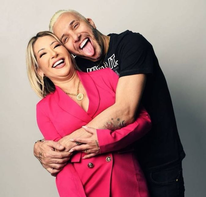 Baronesa e Rogério. Eles são casados há 26 anos e são pais de MC Gui, que estava recentemente em A Fazenda. A gente veio pra ganhar, o resto veio para cumprir tabela, declarou o patriarca. Baronesa e Rogério. Eles são casados há 26 anos e são pais de MC Gui, que estava recentemente em A Fazenda. A gente veio pra ganhar, o resto veio para cumprir tabela, declarou o patriarca.