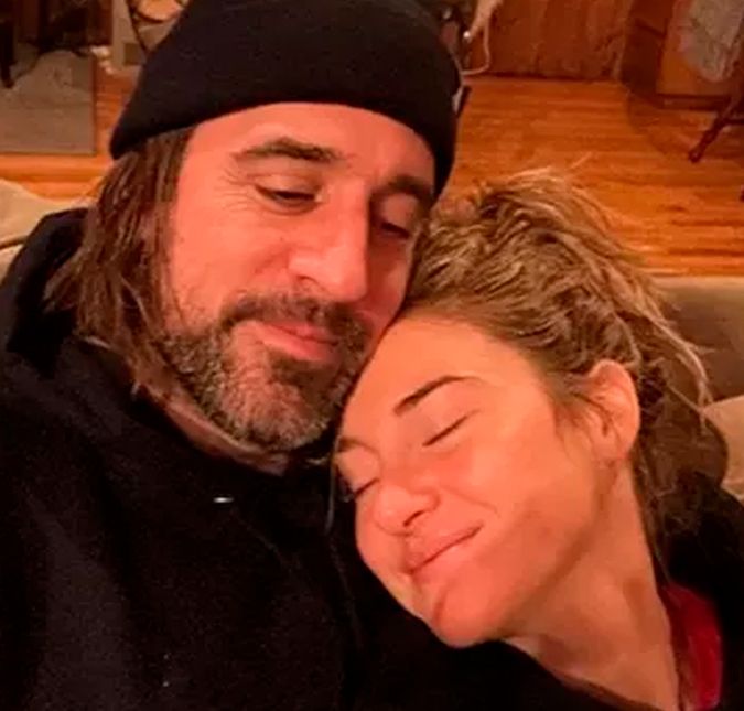 De novo? Ao que parece, Shailene Woodley e Aaron Rodgers terminaram outra vez. A atriz de Divergente e o jogador de futebol americano da NFL tinham colocado um ponto final no noivado em fevereiro de 2022, mas decidiram dar outra chance, no entanto, não deu muito certo. Shailene tentou dar outra chance e estava passando um tempo com Aaron, mas ela rapidamente viu que tudo seguia do jeito dele e que nada iria mudar. Não havia razão para continuar e ela terminou com isso novamente, disse uma fonte ao E! News.