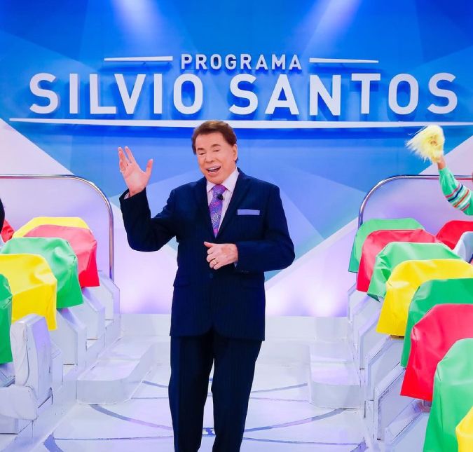 Silvio Santos brinca sobre foto que apareceu sem dentes: Esqueci em casa O apresentador voltou aos estúdios do SBT na última terça feira, dia 26