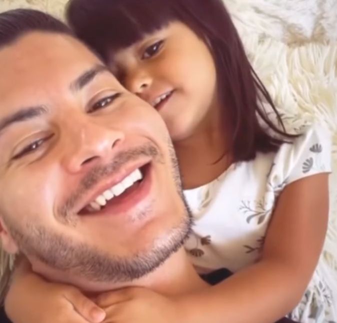 Durante alguns vídeos nas redes sociais da própria Sophia, foi compartilhado um vídeo antigo onde Arthur brinca com a pequena dizendo que ela é a sua almofada preferida e ela, claro, dá altas risadas e enche o papai de beijinhos. Que fofinha! Durante alguns vídeos nas redes sociais da própria Sophia, foi compartilhado um vídeo antigo onde Arthur brinca com a pequena dizendo que ela é a sua almofada preferida e ela, claro, dá altas risadas e enche o papai de beijinhos. Que fofinha!