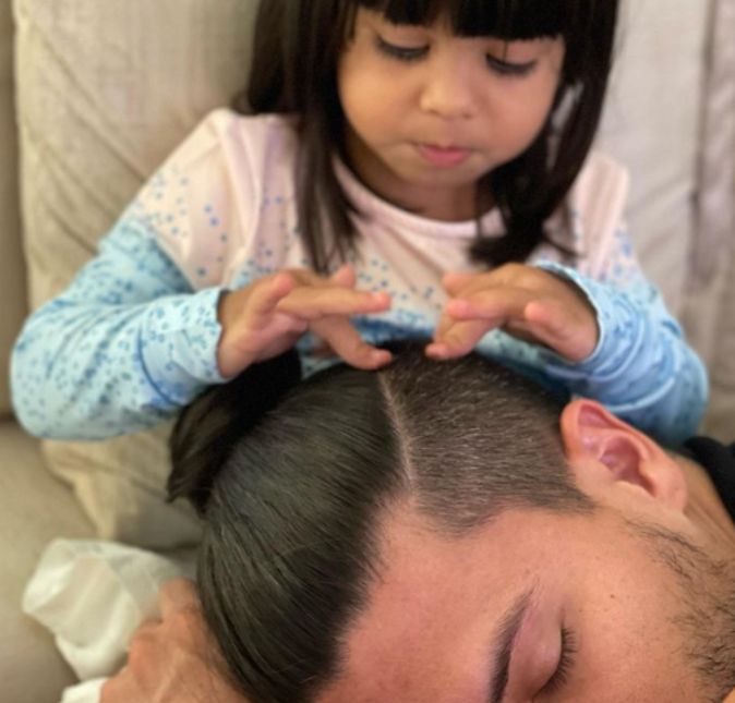 Em outro momento, Arthur Aguiar deita no colo de Sophia e a pequena fica apertando os fios de cabelo do papai coruja. Na legenda da publicação, eles brincam que ela está pegando piolho no cabelo dele. Em outro momento, Arthur Aguiar deita no colo de Sophia e a pequena fica apertando os fios de cabelo do papai coruja. Na legenda da publicação, eles brincam que ela está pegando piolho no cabelo dele.