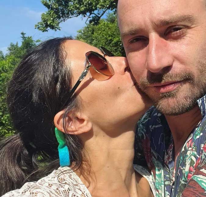 Após um mês de relacionamento, Carol Castro assume namoro com produtor Marcos Rohrig A atriz postou um carrossel de fotos ao lado do amado