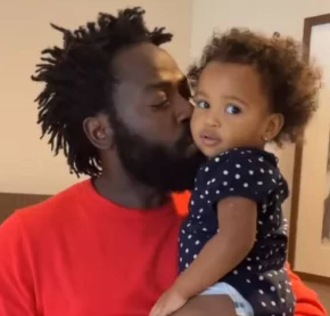 Douglas Silva encanta a <I>web</i> ao postar reencontro com a filha caçula