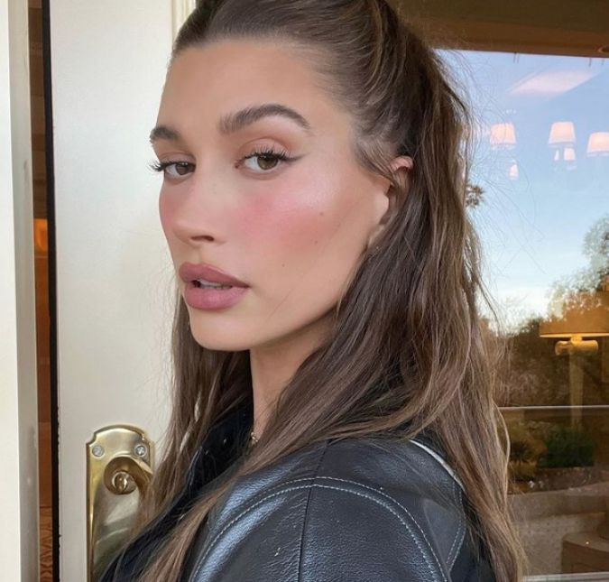 Hailey Bieber abre o jogo e fala pela primeira vez sobre o seu problema de saúde, saiba mais! A modelo compartilhou um vídeo nas redes sociais e desabafou sobre o assunto com os fãs