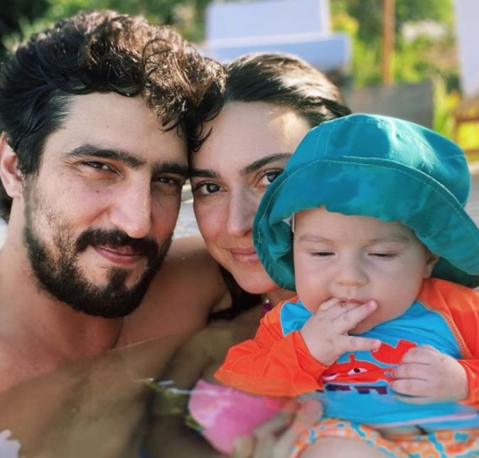 Filho de peixe, peixinho é!? Thaila Ayala compartilhou recentemente uma foto ao lado de Renato Góes e o filho do casal, Francisco, em um dia de piscina. O que chamou a atenção dos fãs e seguidores do casal é que o pequeno Francisco é a cara do papai. Vamos combinar que ele é uma mistura bem boa dos dois e vai ficar ainda mais lindão quando crescer. Você achou parecido? A seguir, veja outros filhos de famosos que são a cara de seus pais.