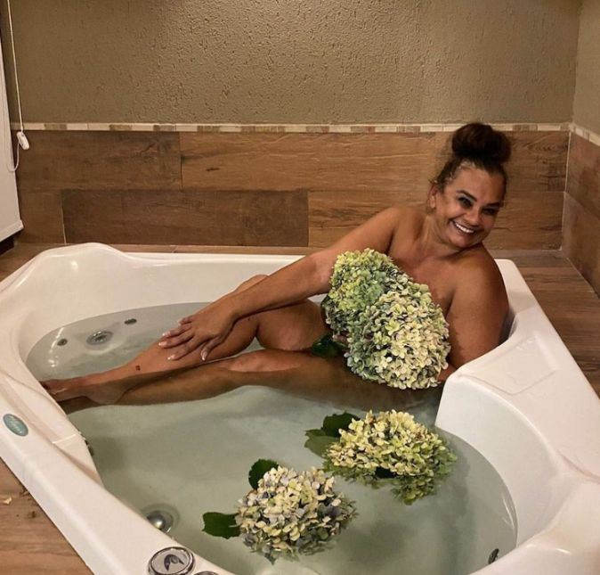 Solange Couto apareceu em suas redes sociais sem vergonha alguma de posar dentro de uma banheira durante uma quinta-feira, dia de comemorar e repostar alguma foto antiga. Aparentemente sem roupa, a artista fez questão de tampar as suas partes íntimas com um enorme buquê de flores que recebeu. Além disso, Solange ostentou um enorme sorriso para a câmera e na legenda da publicação escreveu: #Tbt relaxante, do jeitinho que meu povo gosta! Aliás, a vida de uns tempos pra cá tem sido assim. De verdade, cada vez mais menina-mulher! Boa quinta-feira meus amores!!!...