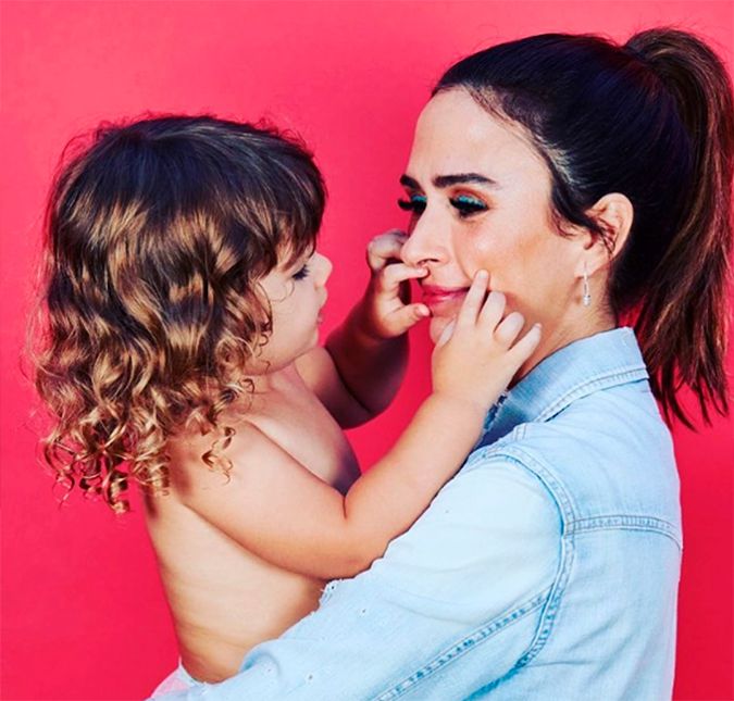 Tata Werneck foi convidada por uma marca de calçados femininos para falar sobre o papel da maternidade e entregou algumas verdades nas redes sociais. A atriz, que é casada com o ator Rafael Vitti e mamãe da pequena Clara Maria, disse: Amo muito ser mãe de pet, cheguei a ter 22 bichos, encho muito eles de amor, eles também me enchem de amor e de pelos, mas também encho eles de pelos, tá? Estou mais focada agora em ser mãe, mas ser filho eu acho que é a parte mais fácil, né não? Do nada, quando você é mãe, você fala: Pera aí, gente, eu estava sendo só filho, agora do nada virei mãe? Ser mulher é ser colocada à prova todos os dias. Ser mãe realmente me mudou completamente, virei um ser a serviço. Isso é bom? Assim, porque eu falo do meu sentimento de profundo fascínio pela minha filha, mas ao mesmo tempo parece que a mãe obrigatoriamente tem que estar sempre a serviço, né? Então muitas vezes o trabalho da mãe aparece só no erro. Tipo: Ah, ela não é uma boa mãe não, ela fez tal coisa, quando a mãe está ali o tempo todo, sabe?