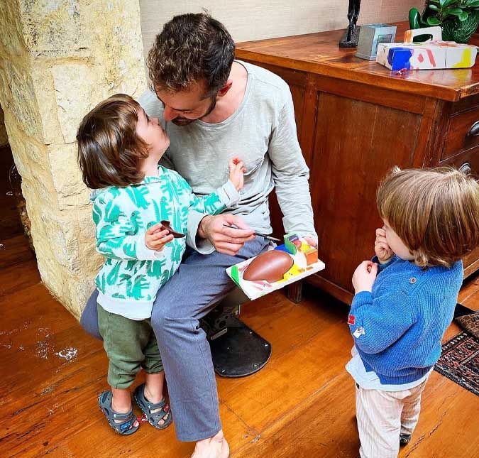 Thales Bretas posta clique encantador dos filhos e apaixona web: Socorro, que perfeitos O viúvo de Paulo Gustavo deixou a web encantada