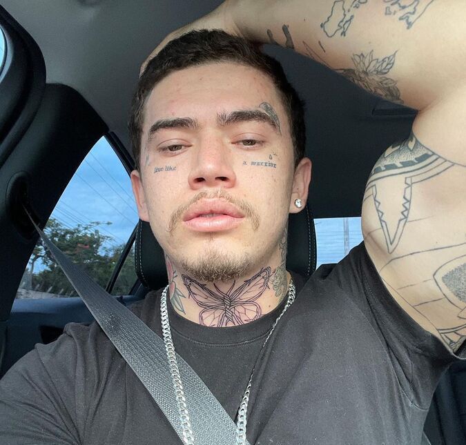 Whindersson Nunes posta foto de nova tatuagem e internautas caem de amores: Rodrigo Hilbert que se cuide O youtuber fez uma borboleta no pescoço