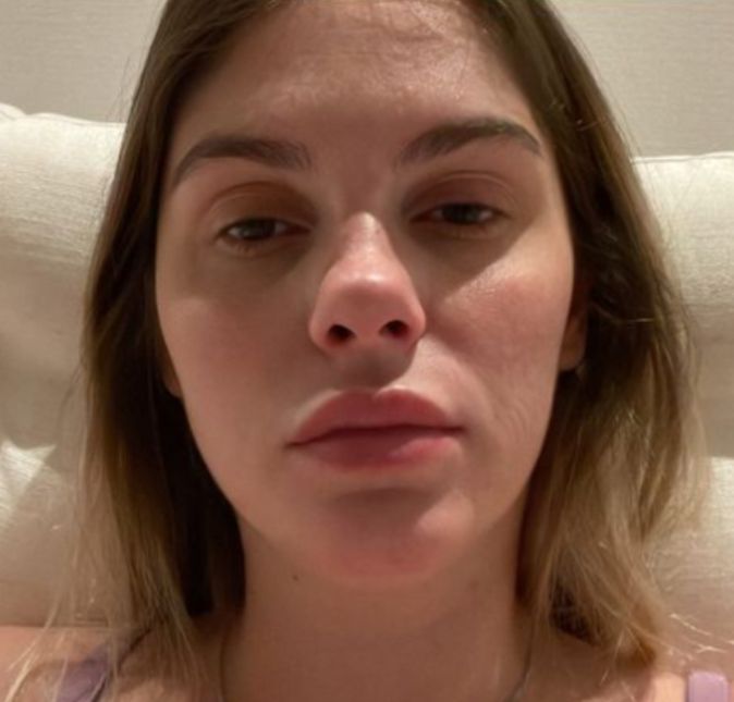 Não é novidade para ninguém que a gravidez e a maternidade não são um mar de rosas! Em entrevistas, e até nas redes sociais, diversas famosas fazem questão de desmistificar a ideia de ser uma mãe perfeita, relatando aos seguidores e fãs que também enfrentam dificuldades na maternidade. Bárbara Evans apareceu recentemente em suas redes sociais para responder algumas perguntinhas curiosas de seus fãs e seguidores, e entre elas estava uma que falava sobre a maternidade: Acha exaustiva a rotina de ser mãe?, questinou uma fã. Sem pestanejar e compartilhando uma foto em um dos momentos nitidamente bem cansada, Bárbara revelou que vale cada segundo da rotina cansativa: É cansativo, sim, mas vale cada segundinho!!! Sou muito grata pela minha princesa. Hoje eu sei que eu nasci para ser mãe! Fofa! Confira, a seguir, mais vezes em que as famosas já desabafaram sobre a maternidade real!