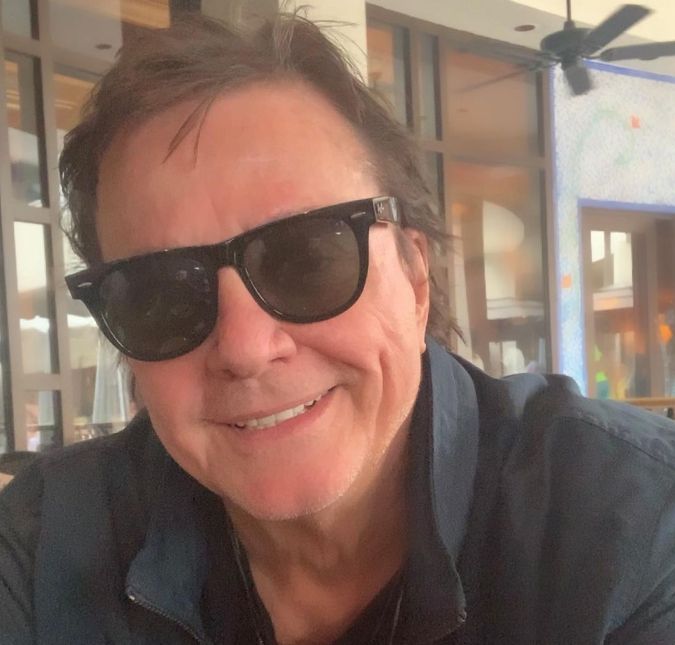 O cantor está em isolamento e o show foi adiado