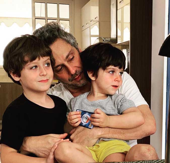 Alerta de fofura! Esposa de Alexandre Nero registra momento fofíssimo do ator com os filhos: <i>Meus meninos</i>