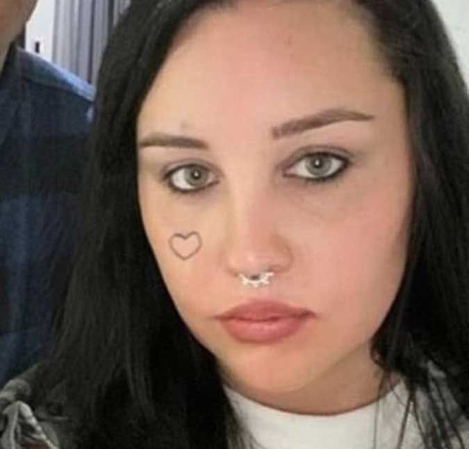 Após polêmica com o noivo, Amanda Bynes se pronuncia sobre briga e garante: Está sóbrio há duas semanas A atriz postou uma foto das alianças e deu a entender que está tudo bem
