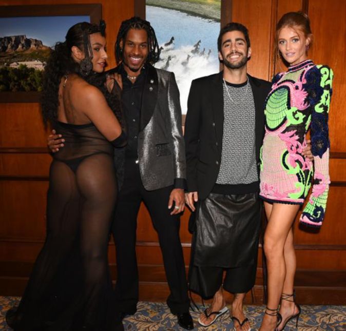 Na noite da última sexta-feira, dia 29, aconteceu no Copacabana Palace, no Rio de Janeiro, a edição 2022 do Baile da Vogue, uma das festas mais esperadas do ano, com o tema Brasilidade Fantástica. A festa contou com a presença de diversos famosos, como Preta Gil, que foi a apresentadora, Ivete Sangalo, que deu um show, Tais Araújo e Deborah Secco. Em clima de Carnaval, ainda teve a bateria da escola de samba Vila Isabel, ao lado da madrinha Sabrina Sato. Mas quem chamou a atenção mesmo foram os ex-BBBs, que marcaram presença em peso por lá. Paulo André, Pedro Scooby, Linn da Quebrada e Cíntia Dicker ainda posaram juntinhos. Na noite da última sexta-feira, dia 29, aconteceu no Copacabana Palace, no Rio de Janeiro, a edição 2022 do Baile da Vogue, uma das festas mais esperadas do ano, com o tema Brasilidade Fantástica. A festa contou com a presença de diversos famosos, como Preta Gil, que foi a apresentadora, Ivete Sangalo, que deu um show, Tais Araújo e Deborah Secco. Em clima de Carnaval, ainda teve a bateria da escola de samba Vila Isabel, ao lado da madrinha Sabrina Sato. Mas quem chamou a atenção mesmo foram os ex-BBBs, que marcaram presença em peso por lá. Paulo André, Pedro Scooby, Linn da Quebrada e Cíntia Dicker ainda posaram juntinhos.