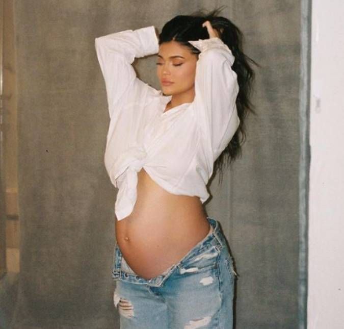 Kylie Jenner revela quantos quilos engordou na gravidez e quanto já emagreceu desde então A influenciadora deu à luz ao segundo filho em fevereiro