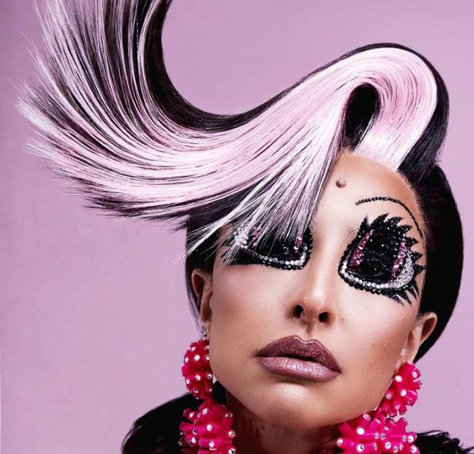 O styling é de Pedro Sales com beleza impecável de Krisna Carvalho. Inovações nem sempre são compreendidas. Os modernistas na Semana de 22 se propuseram a olhar para o futuro do nosso Brasil. Muitos artistas que participaram desse evento foram chamados de loucos e tiveram o talento questionado. O importante é bancar o que você acredita e buscar sempre novas soluções, disse Sabrina em post no Instagram para falar da fantasia. E ela ainda complementou dizendo: Tempos atrás, isso seria inimaginável. Viva a criatividade!.