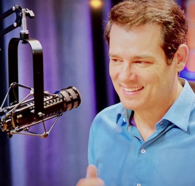 Celso Portiolli paga aposta e fica de sunga durante o Domingo Legal O apresentador cumpriu uma aposta feita com Simone e Simaria, e acabou levando a pior