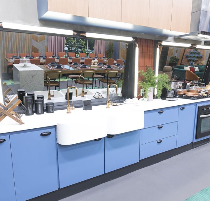 A cozinha, que tem detalhes em azul, está preparadíssima para recebé-los