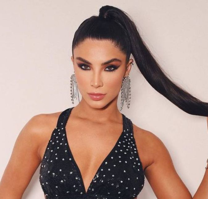 Quem é ela? Gabriela Versiani, 23 anos de idade, tem cerca de quatro milhões de seguidores no Instagram e também coleciona fãs no TikTok. Na rede social das dancinhas, ela acumula mais de um milhão e meio! Mineira e formada em Publicidade e Propaganda, seu sonho é ser atriz. Além do desejo de estar nas telinhas, Gabriela também aproveitou para criar uma marca de biquíni chamada Versiani Swim. Quem é ela? Gabriela Versiani, 23 anos de idade, tem cerca de quatro milhões de seguidores no Instagram e também coleciona fãs no TikTok. Na rede social das dancinhas, ela acumula mais de um milhão e meio! Mineira e formada em Publicidade e Propaganda, seu sonho é ser atriz. Além do desejo de estar nas telinhas, Gabriela também aproveitou para criar uma marca de biquíni chamada Versiani Swim.