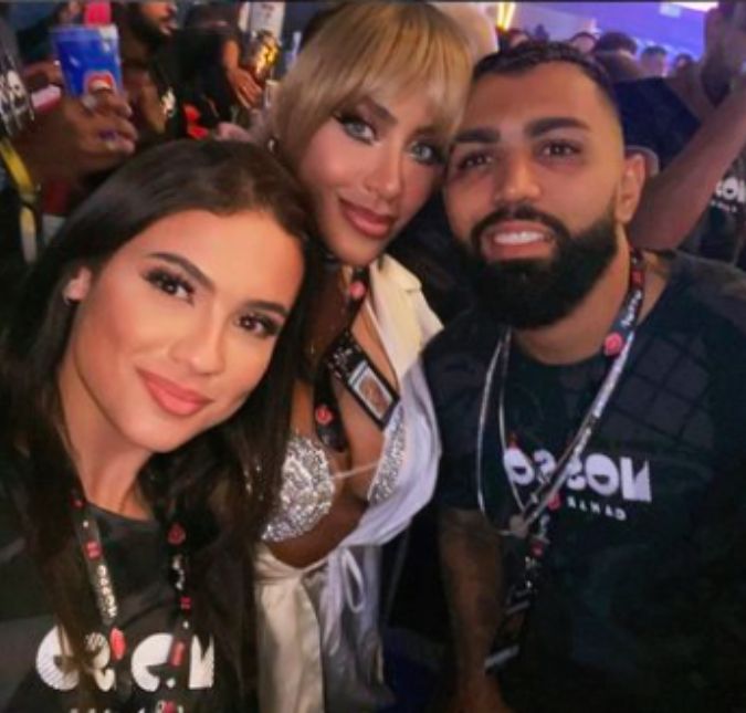 O casal compareceu ao desfile das campeãs no último sábado, dia 30