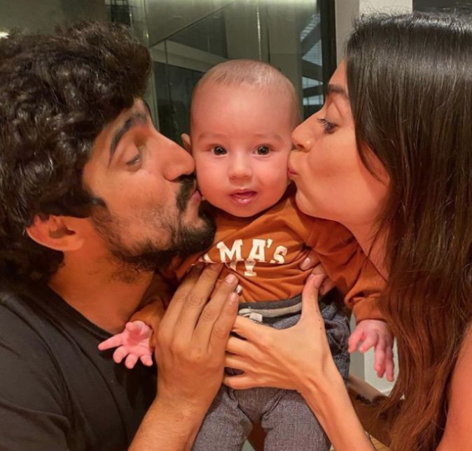 Thaila Ayala fez questão de compartilhar duas fotinhos em sua timeline da festinha de cinco meses de seu filho, Francisco, fruto da relação com Renato Góes. No primeiro click, o pequeno está no meio do casal e recebendo um beijinho na bochecha de cada um e já na segunda ele está sentadinho ao lado do bolo da comemoração. Na legenda, a atriz escreveu: Cinco meses de pura gostosura! Que lindinhos, né!? Thaila Ayala fez questão de compartilhar duas fotinhos em sua timeline da festinha de cinco meses de seu filho, Francisco, fruto da relação com Renato Góes. No primeiro click, o pequeno está no meio do casal e recebendo um beijinho na bochecha de cada um e já na segunda ele está sentadinho ao lado do bolo da comemoração. Na legenda, a atriz escreveu: Cinco meses de pura gostosura! Que lindinhos, né!?