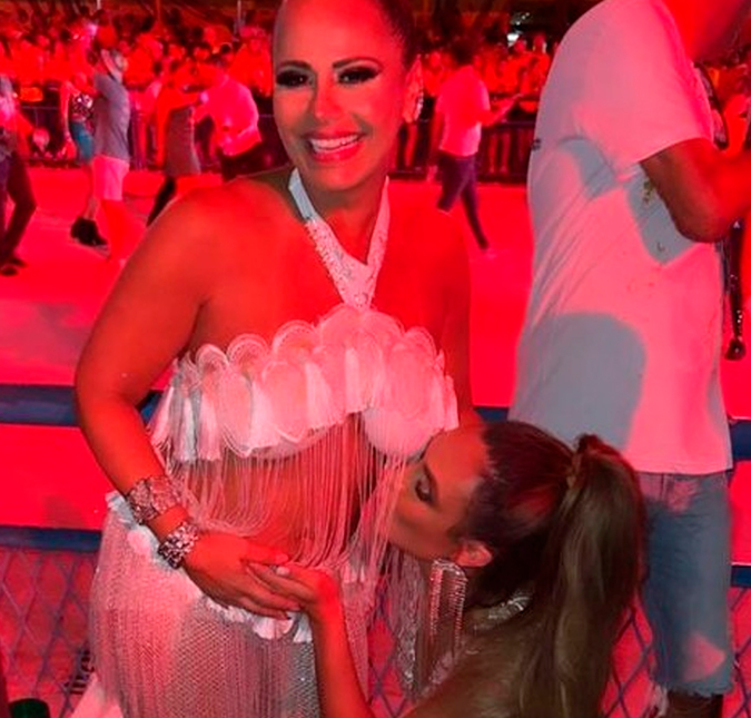 Nicole Bahls beija barriga de Viviane Araújo após desavenças: <I>Carinho e amor</i>
