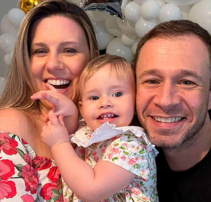 Esposa de Tiago Leifert, Daiana Garbin exibe vídeo repleto de fofura da filha, Lua: <i>- A mamãe pode trabalhar?</i>