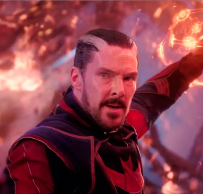 Desta forma, fica claro para o Mestre das Artes Místicas que ele não estava sonhando, mas tendo vislumbres de seu Outro Eu da realidade alternativa. Não demora muito para o clima esquentar quando criaturas surgem atrás de America e, para proteger a menina de ser caçada, Strange procura certa Vingadora com altos conhecimentos de feitiçaria. Consegue adivinhar qual?