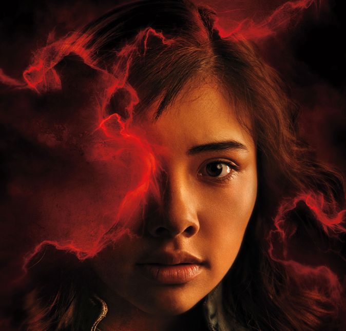 A tal jovem é America Chavez, interpretada por Xochitl Gomez, que logo mostra sua capacidade de abrir portais, possibilitando infinitas viagens pelo Multiverso.