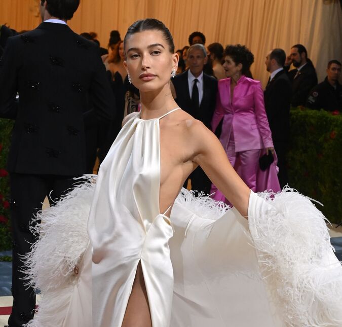 No tapete vermelho do <i>Met Gala 2022</i>, Hailey Bieber relembra desespero ao ter mini derrame: <i>Foi uma experiência assustadora</i>