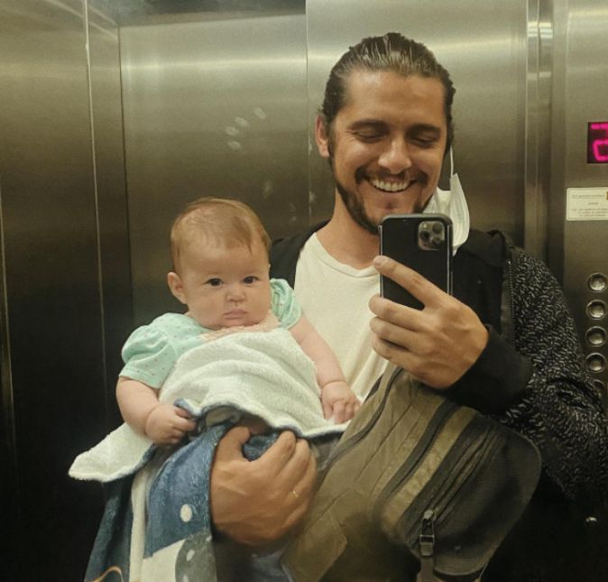 Bruno Gissoni já provou diversas vezes que é um paizão pra lá de coruja e recentemente ele posou ao lado do filhinha caçula, Amélia. Os dois posaram na frente do espelho de um elevador e o papai que tirou a máscara de proteção para dar um sorissão para a foto segurava a pequena em um dos braços. Amélia, diferentemente do papai estava mais séria, mas fez questão de ficar olhando pro espelho também. Muito fofa, né!? Bruno Gissoni já provou diversas vezes que é um paizão pra lá de coruja e recentemente ele posou ao lado do filhinha caçula, Amélia. Os dois posaram na frente do espelho de um elevador e o papai que tirou a máscara de proteção para dar um sorissão para a foto segurava a pequena em um dos braços. Amélia, diferentemente do papai estava mais séria, mas fez questão de ficar olhando pro espelho também. Muito fofa, né!?