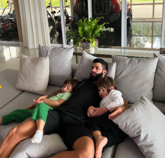 Após cirurgia, Gusttavo Lima descansa ao lado dos filhos O cantor publicou o momento fofo ao lado dos filhos nas redes e recebeu várias mensagens carinhosas dos fãs