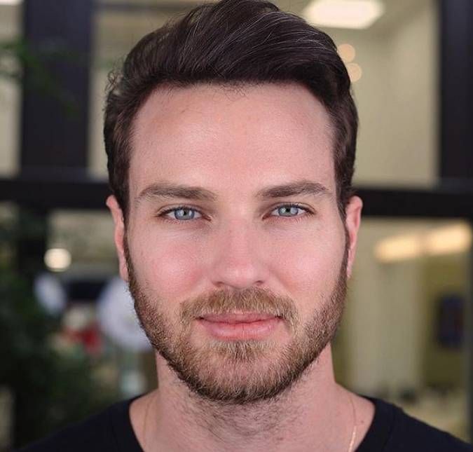 Ele foi comparado com o personagem Johnny Bravo