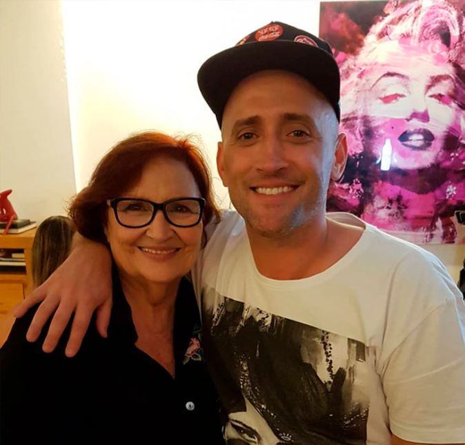Déa Lúcia , mãe de Paulo Gustavo, compartilhou uma imagem falando sobre saudade nos Stories do Instagram: Um dia a saudade deixa de ser dor e vira história para contar e guardar para sempre. Algumas pessoas são sim eternas dentro da gente. Já no feed, ela fez mais uma publicação com um texto curto dizendo: Não é verdade que tudo passa... Tem coisas que ficam dentro de nós para sempre. Na legenda, completou: Muitas saudades de você, meu filho.