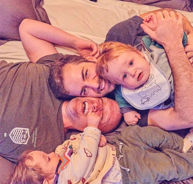 Thales Bretas compartilhou uma belíssima foto ao lado dos filhos e o falecido marido. Na legenda, ele escreveu um longo e sentimental texto: Hoje, 04 de maio, completa um ano que meus sonhos e projetos tiveram um freio de mão puxado bruscamente. Em 2021, em meio à pandemia de Covid, vivi a partida do meu marido, companheiro de vida, pai dos meus filhos, com o qual passei muitos dos meus melhores momentos, realizei os meus maiores sonhos e idealizei tantas coisas por muitos e muitos anos ainda por vir. De repente, não pela primeira vez (e provavelmente nem pela última), percebi que os projetos na Terra não são só nossos, e que talvez há planos maiores a serem cumpridos - provavelmente em outro plano. Não há como negar a sensação de que um pedaço de mim foi arrancado precocemente. Principalmente tendo sido vítima de um vírus para o qual já haviam desenvolvido vacinas que estavam sendo aplicadas pelo mundo. Mas a negação não ajuda no processo do luto. Faz parte, é inevitável, mas não te move. O que me moveu e move é o amor pelos meus filhos, pelo meu trabalho, pela minha família, pela vida que continua, e pelo privilégio de poder gozar, com saúde, de tudo que Deus me dá e que, sem o menor aviso prévio, também pode me tirar. A saudade é imensa, o amor é eterno, o laço que tivemos e toda história que construímos são infinitos! A nossa experiência, aqui na Terra, é passageira e imprevisível, e com o PG aprendi a viver o presente, o hoje como se não houvesse amanhã, sem precisar ser inconsequente! Obrigado, meu amor, por me fazer tão feliz e me deixar um presente (dois) e um futuro tão lindos!